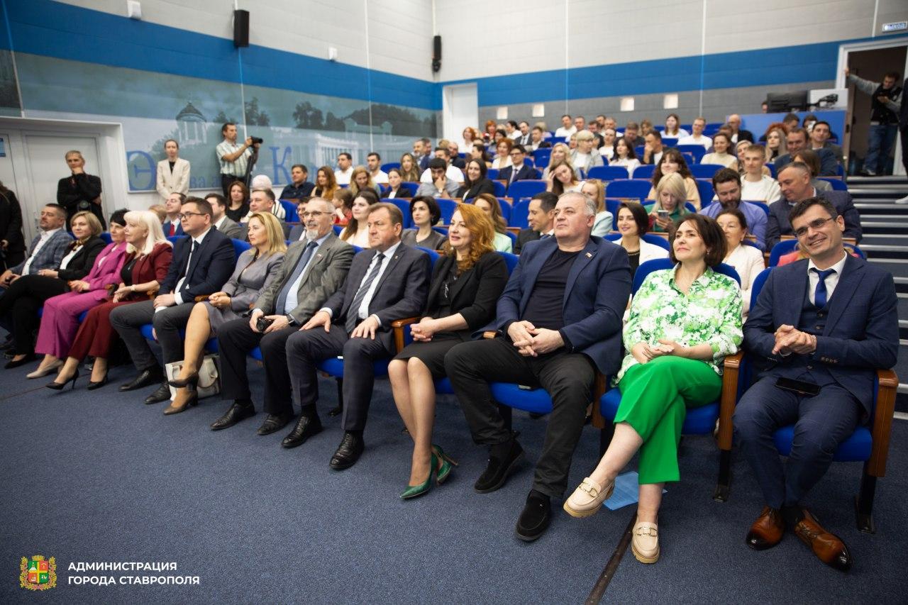 В Ставрополе нейросеть сгенерировала изображения для конкурса лучших  предпринимателей | 29.05.2024 | Ставрополь - БезФормата